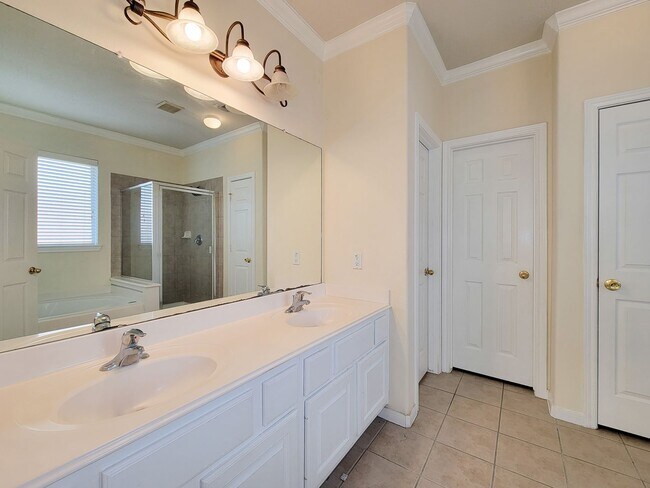 Building Photo - Fantastic looking 4 bedroom and 2 bathroom home in a great neighborhood nestled in the heart of S...