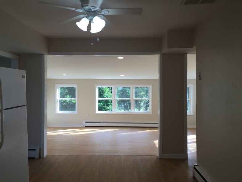 View to the 4 season room from kitchen - 2600 West Skippack Pike