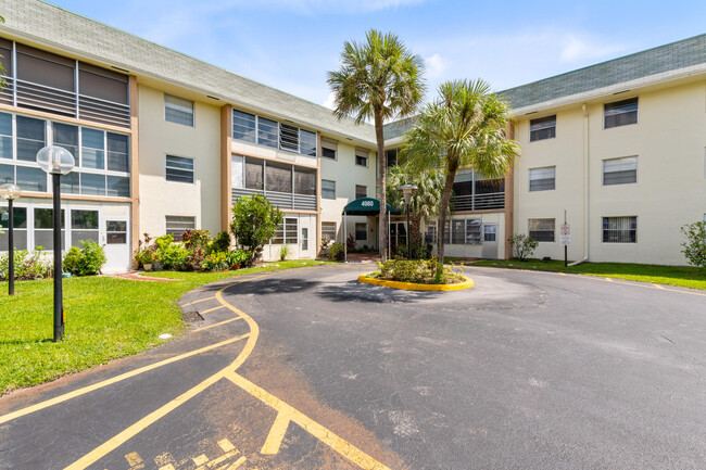 Building Photo - 4980 E Sabal Palm Blvd