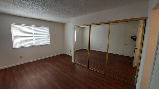 Building Photo - Spacious 4 bedroom, 3 bath home Tri-level in the Scottsdale East Area between Florin Rd and Gerbe...