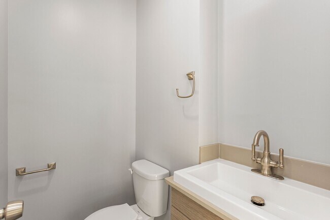 Building Photo - 2005 Portsmouth St