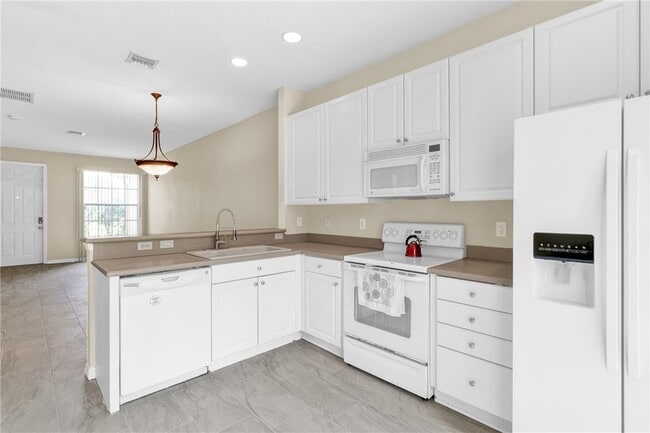 Building Photo - 9943 E Villa Cir