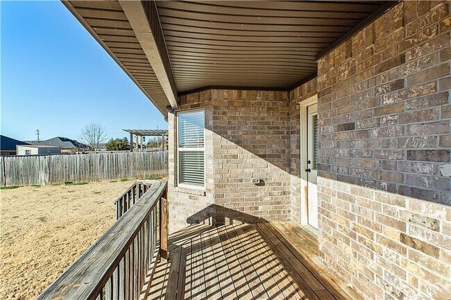 Building Photo - 3 bedroom in sought after West side of Fayetteville