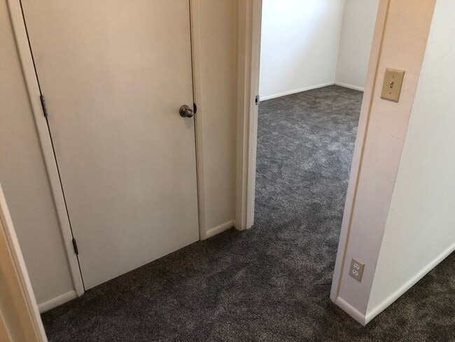 Building Photo - Beautifully updated 2 bed/1bath duplex in ...