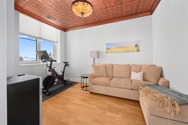 Building Photo - 10 E Delaware Pl