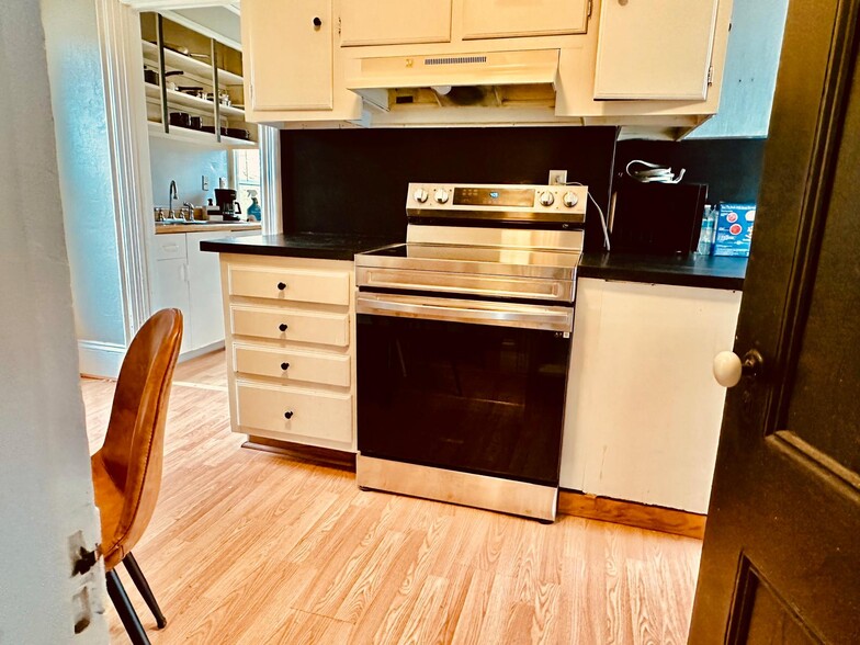 Building Photo - 46 Dillingham St