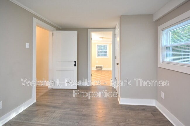 Building Photo - 721 Peyton Ave