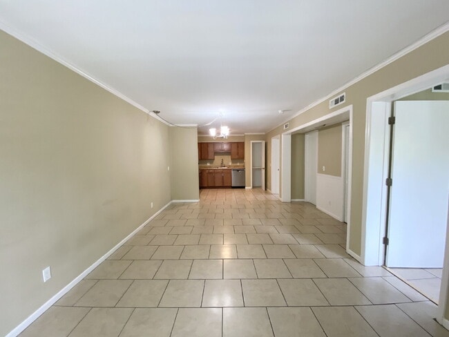 Building Photo - Two Bedroom Condo Located close to Everything Hilton Head Island has to Offer!
