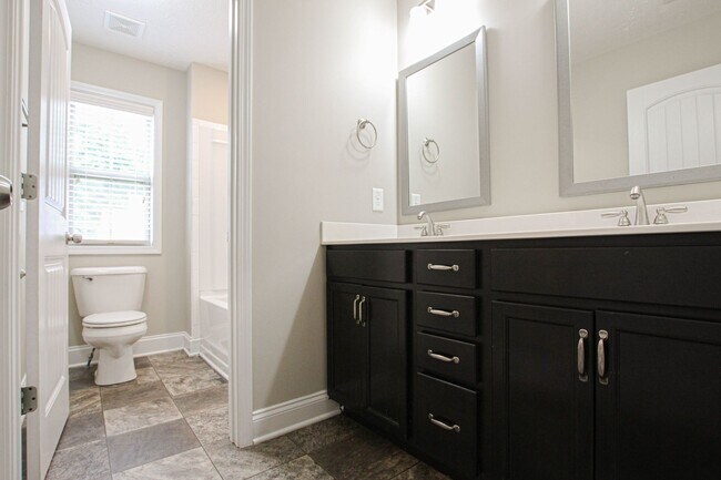 Building Photo - Pet Friendly Four Bedroom!