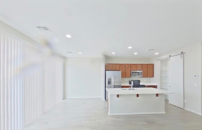 Building Photo - Ready Now!