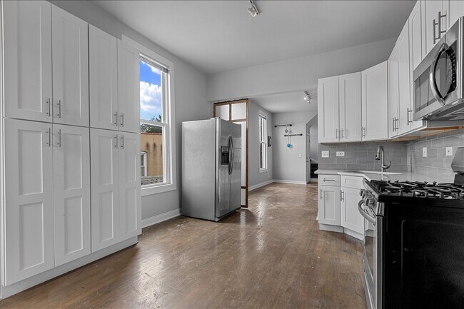 Building Photo - 1754 W 21st Pl