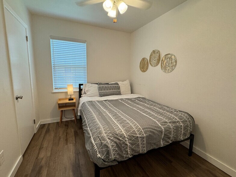 Building Photo - 798 S Cedar St