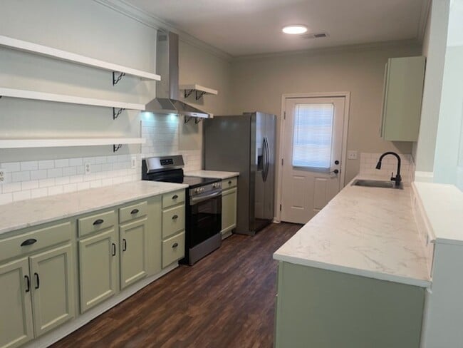 Building Photo - 3 Bedroom/2 Bath Home in Kingsport, TN $1650 with fenced-in yard & lawn care included!