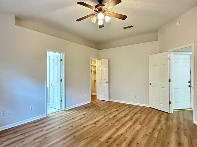 Building Photo - 5 minutes to the beach!  Remodeled Home!