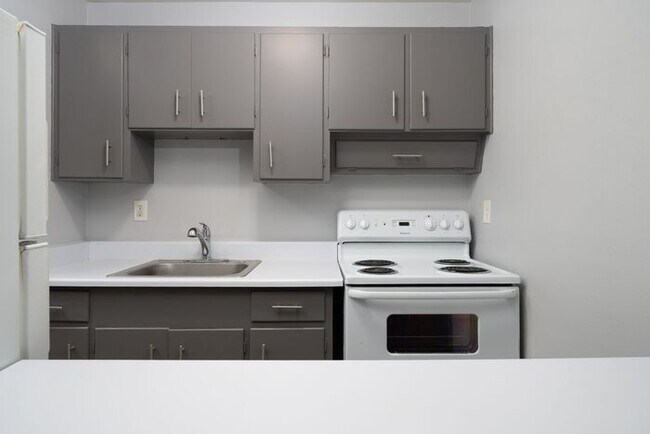 Building Photo - MOVE IN SPECIAL 1ST MONTH RENT FREE!! 2 bedroom unit!!