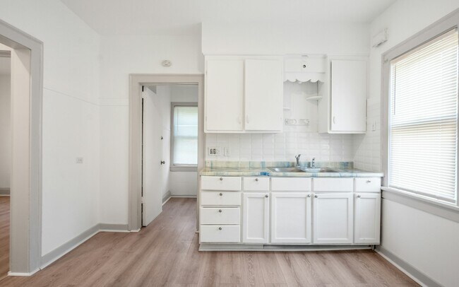 Building Photo - 1554 Larchmont Rd