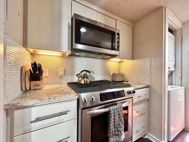 Building Photo - Luxury 1 Bed, 1.5 Bath Loft with Spectacular Downtown City Views