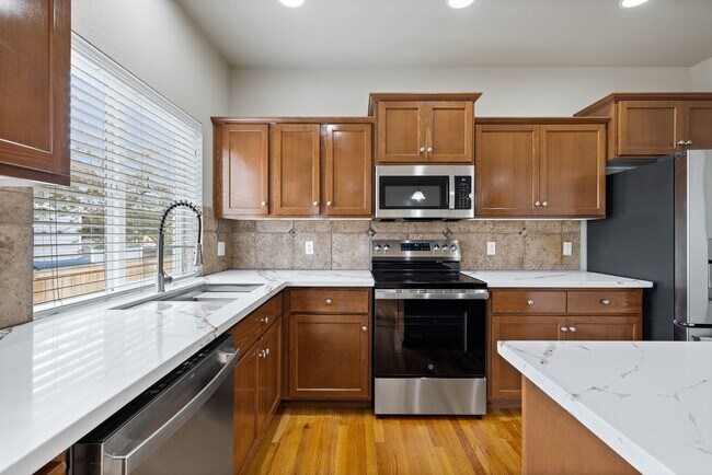 Building Photo - Lipoma Firs 5 bedroom with full bath on main.