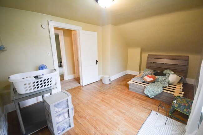 Building Photo - 2 Bedroom in Fantastic Downtown/Silver Lak...