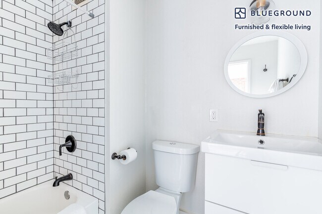 Building Photo - 104 Pine St