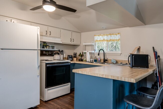 Building Photo - Well established neighborhood in prime loc...