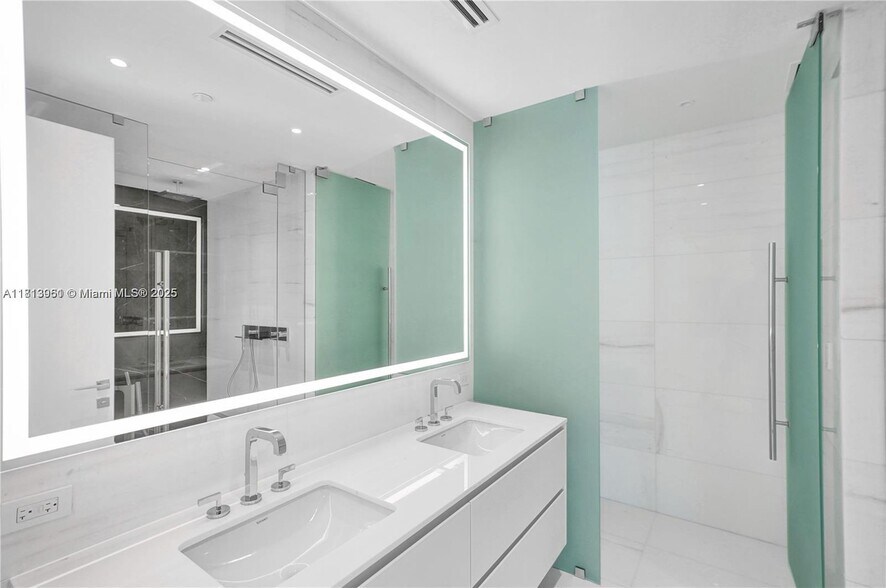 Building Photo - 300 Biscayne Boulevard Way