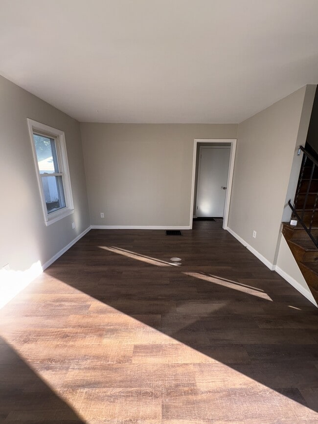 Building Photo - 2504 Vendome Dr S