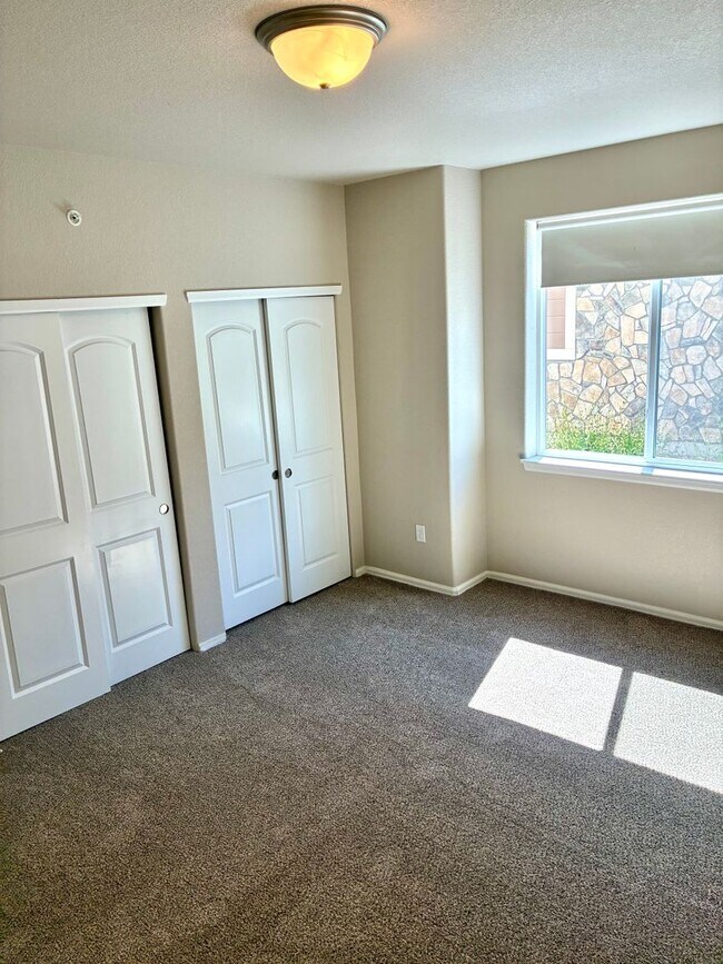 Building Photo - ***2 WEEKS FREE***West Greeley Spacious Townhome With New Carpet!