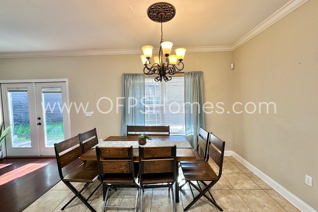Building Photo - AVAILABLE IN AUG! 5BR/3BA IN S. CRESTVIEW