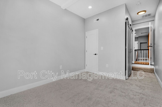Building Photo - 813 S Port St