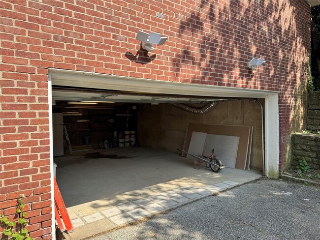 Building Photo - 3 Spring Ln