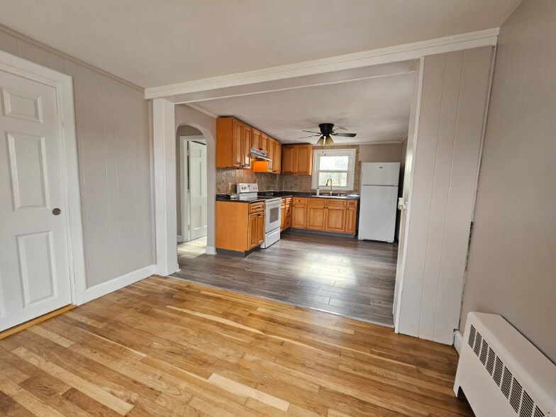 Building Photo - 1162 Main Ave