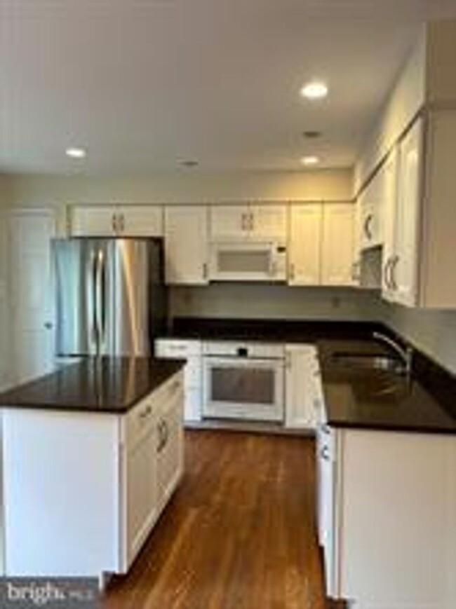 Building Photo - BEAUTIFUL END UNIT TH NEAR DOWNTOWN ROCKVILLE