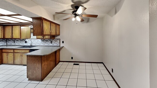 Building Photo - Spacious Townhouse 3 Bedroom 2 Bathroom with Bonus Room