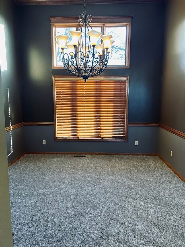 Building Photo - Gorgeous Home Located on Rivercut Golf Cou...