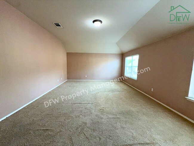 Building Photo - Elegant and Spacious 5-Bedroom Home for Lease in Fort Worth