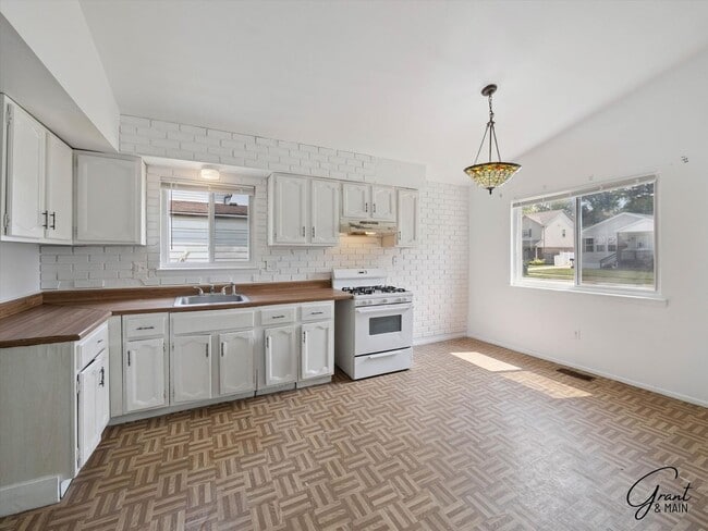 Building Photo - $1450 3 bedroom ranch