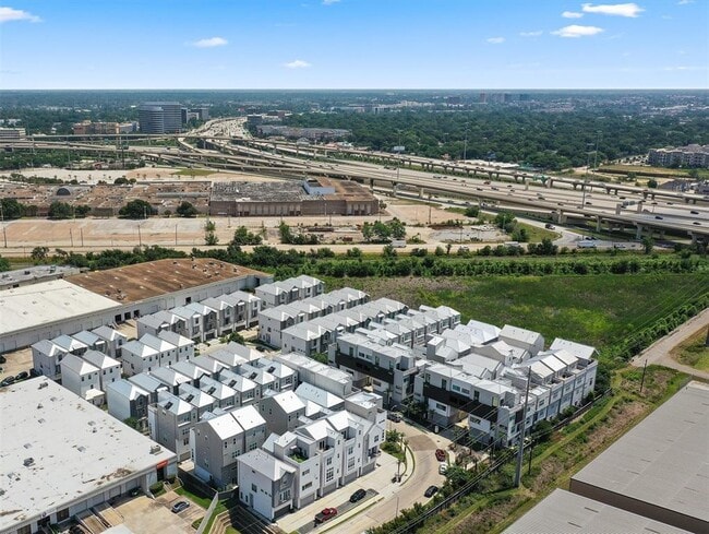 Building Photo - 5815 E Post Oak Ln