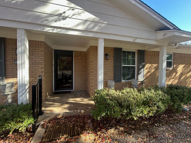 Building Photo - Updated Central Waco Home