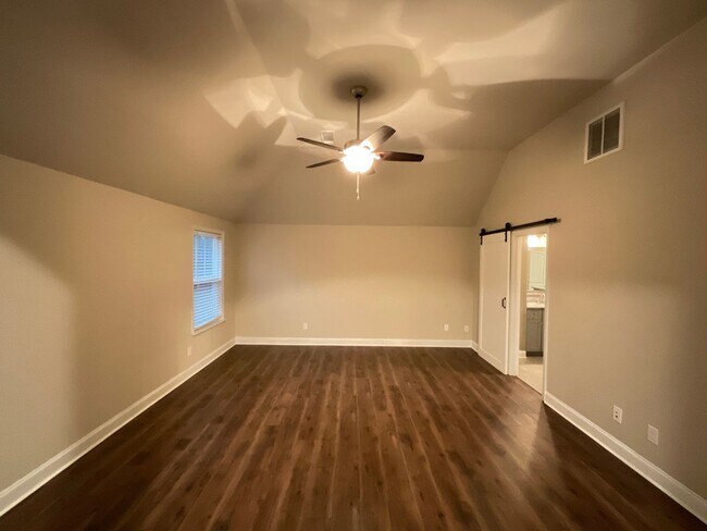 Building Photo - 688 Tree Top Trl