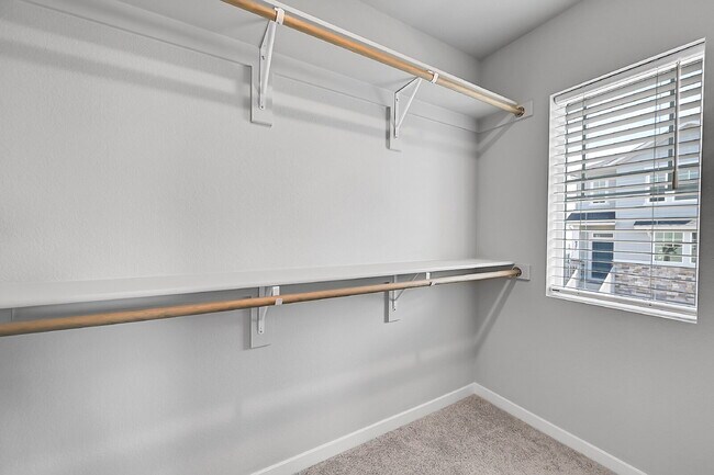 Building Photo - $2,495.00, 3 bed,2.5 bath located in Color...