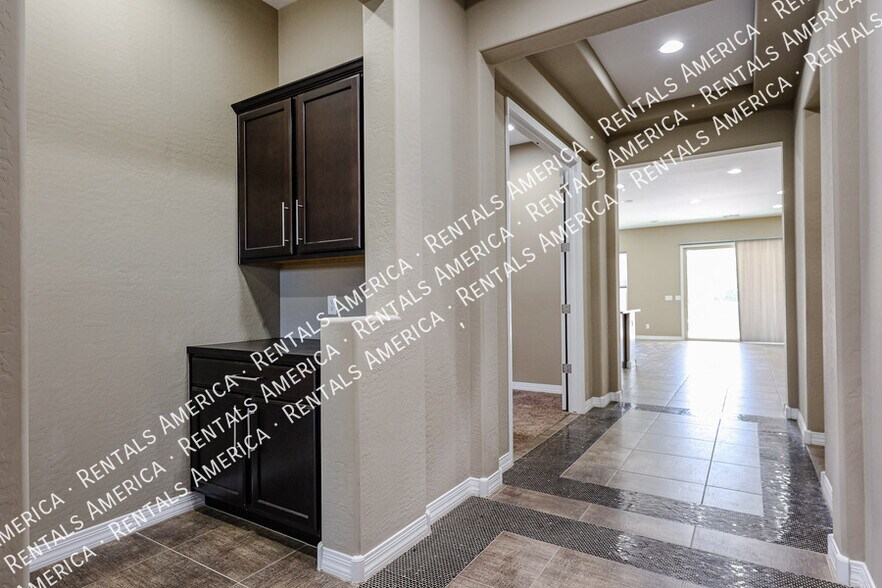 Building Photo - 3325 E Coconino Dr