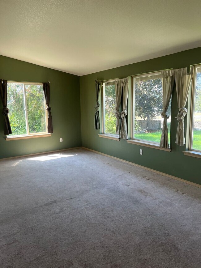 Building Photo - Large 3 bed/2 bath single family home