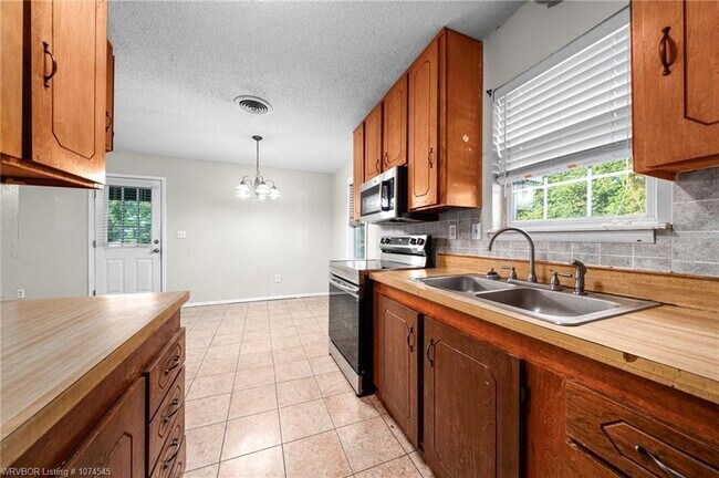 Building Photo - 502 8th St