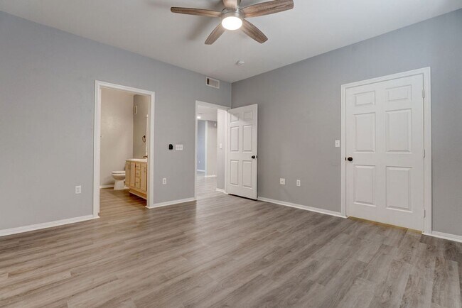 Building Photo - 855 N Stephanie St