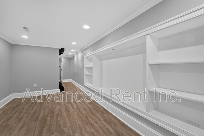 Building Photo - 528 S Curley St