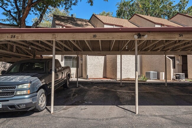 Building Photo - Well Maintained 2 Bed, 2 Bath Townhome in ...