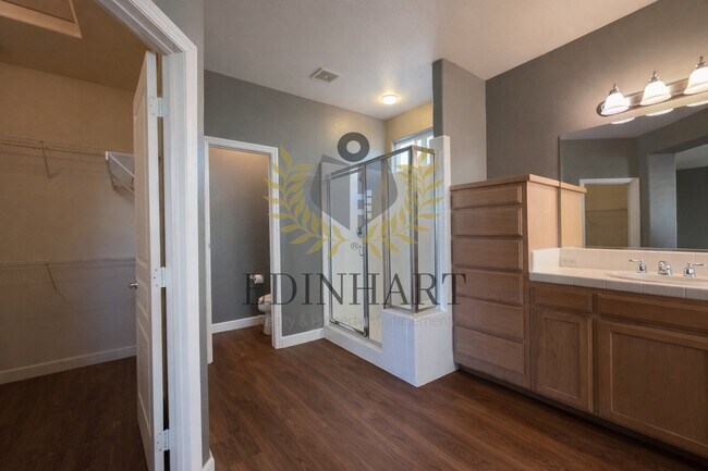 Building Photo - 818 S Apple Ave