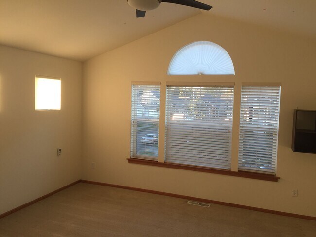Building Photo - Beautifully Updated 4-Bedroom Home in Desi...