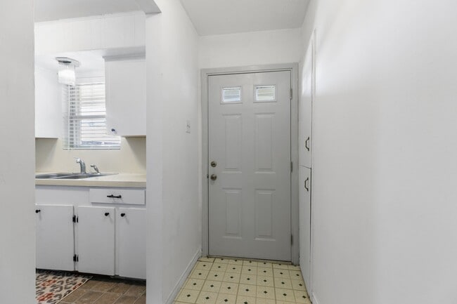 Building Photo - 812 Coolidge St